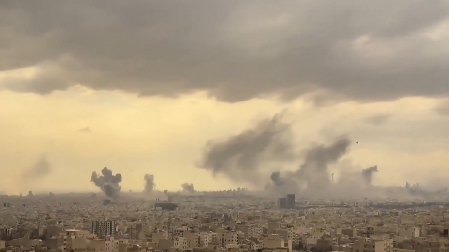 Pelo menos duas grande explosões foram registradas