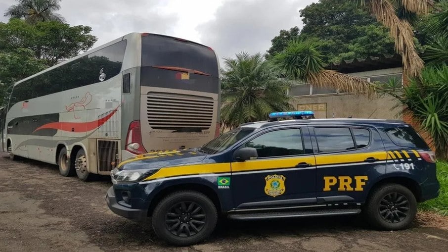 Ônibus apreendido pela Polícia Rodoviária Federal (PRF)