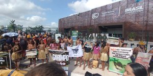 COP30: indígenas realizam protesto e exigem reunião com Lula