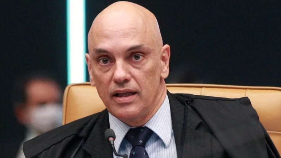Moraes e Lewandowski entregam convite para posse no TSE a Bolsonaro