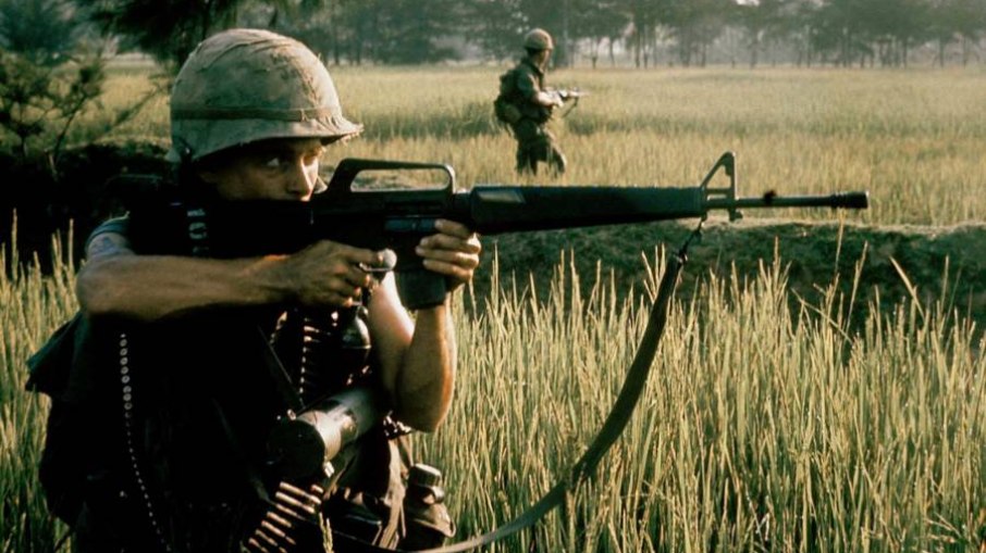 Um soldado abre fogo contra um grupo de civis em fuga.