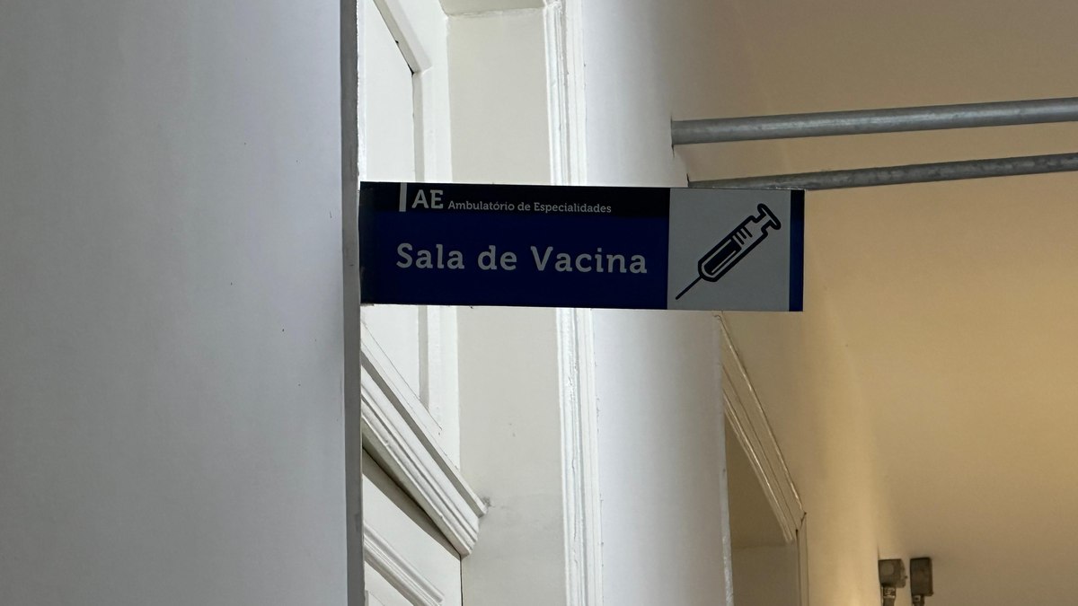 Placa indicando sala de vacinação.