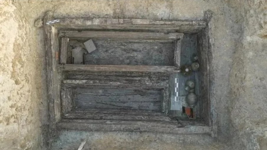 Tesouro oculto de 1.800 anos é achado intacto em tumba
