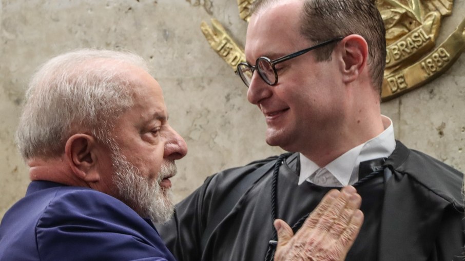 Lula cumprimenta seu ex-advogado, Cristiano Zanin, indicado por ele para o STF