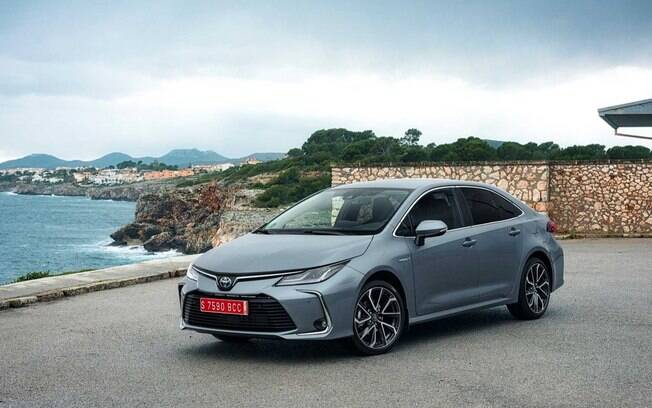 Começamos a lista dos lançamentos 2019 com o Toyota Corolla, que chegará em outubro