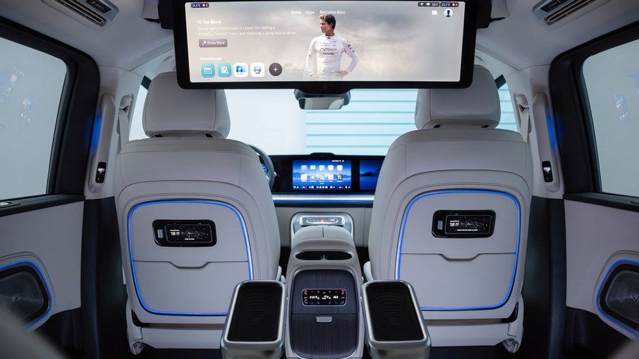Tela panorâmica retrátil transforma a cabine do VLE em cinema ou sala de reunião