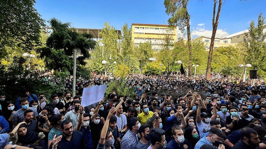 Protesto de iranianos realizados na Universidade AmirKabir de Tecnologia