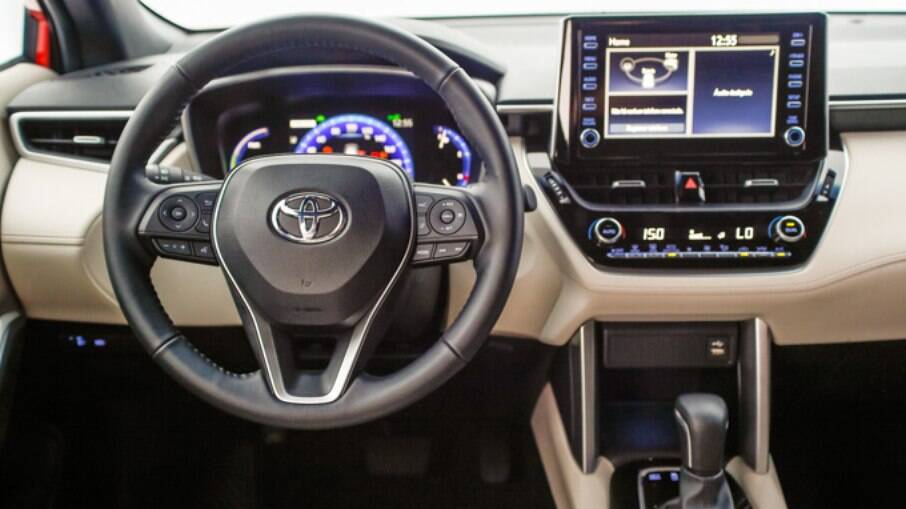Interior do Corolla Cross é mais simples que o do VW Taos com vários aspectos