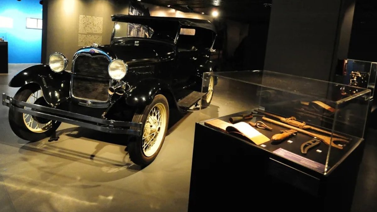 Ford Modelo A  que foi restaurado e fica no Museu dos Correios, que fica no Distrito Federal, em Brasília