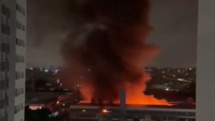 Grande incêndio em Diadema (SP) mobiliza 24 equipes de bombeiros