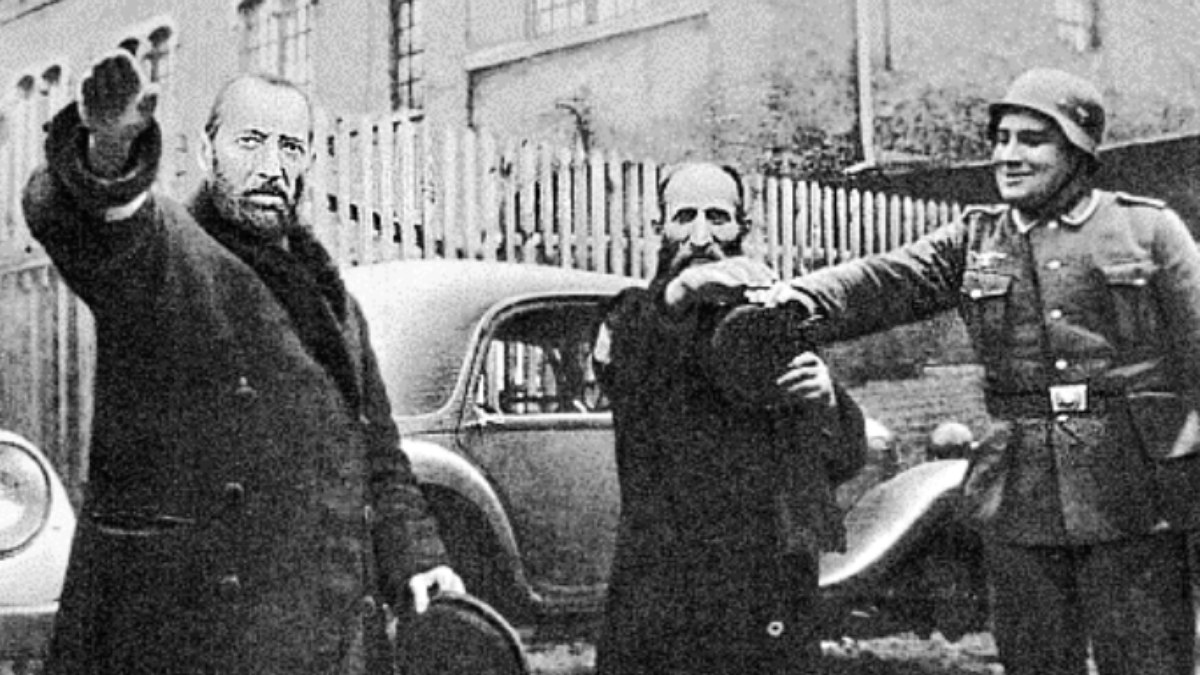 Oficial nazista força judeus a fazerem o aceno nazista Oficial nazista força judeus a fazerem o aceno nazista