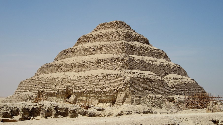 Imhotep foi o arquiteto responsável pela pirâmide de Djoser, em Saqqara, no Egito Imhotep foi o arquiteto responsável pela pirâmide de Djoser, em Saqqara, no Egito
