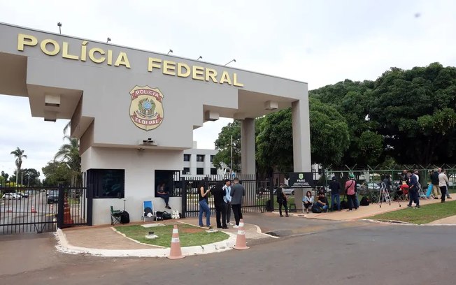 Remédios são levados para Bolsonaro, preso preventivamente em Brasília Remédios são levados para Bolsonaro, preso preventivamente em Brasília