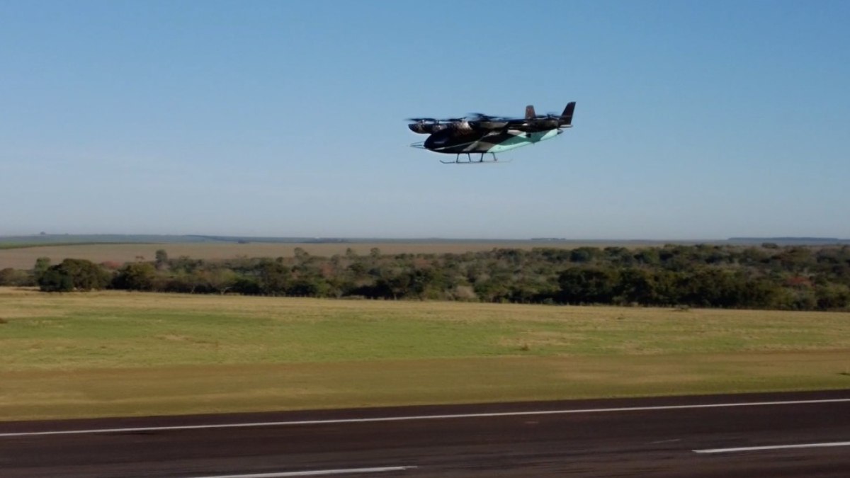 Carro voador elétrico faz primeiro voo teste de transição
