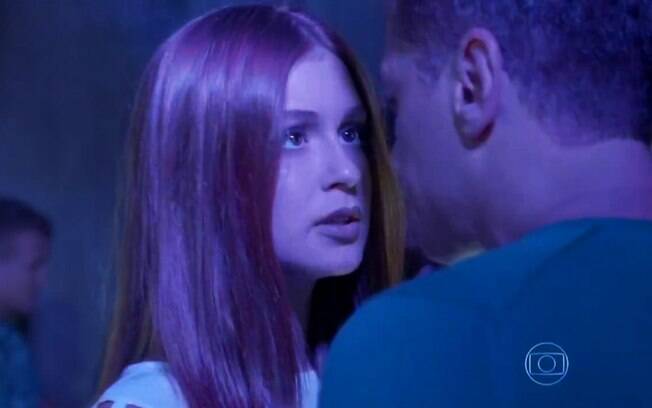 Eliza (Marina Ruy Barbosa) fica mexida durante aula de dança com Arthur (Fabio Assunção)  em 'Totalmente Demais'
