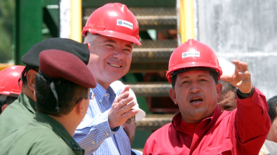 Ex-presidente da PDVSA e ex-ministro do Petróleo, Rafael Ramírez (esq.) e o o ex-presidente da Venezuela Hugo Chávez (dir.)