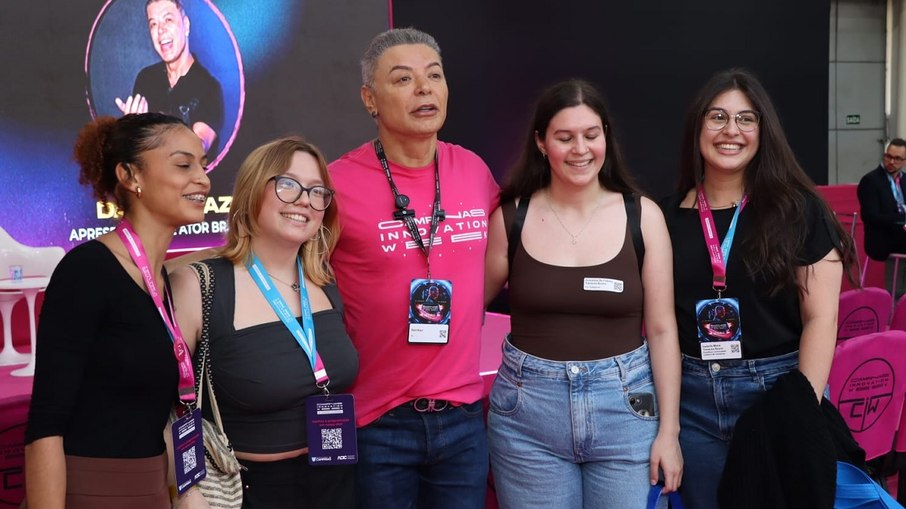 David Brazil posa para foto com fãs na CIW 2026