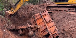 Caminhão desaparecido há 10 anos é encontrado enterrado no RS