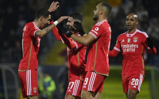 Benfica vence o Arouca por 3  a 0 e segue na caça ao líder Sporting