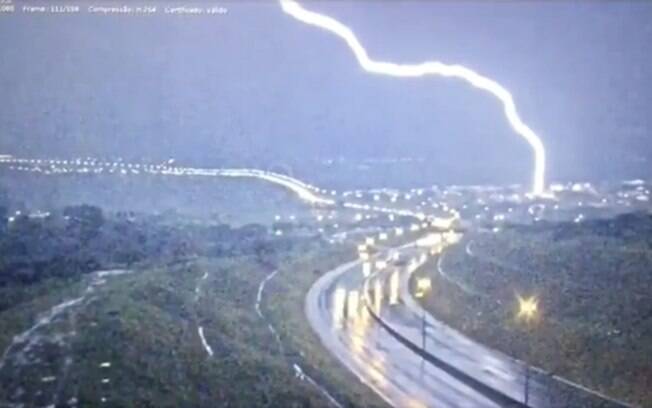 Câmeras flagraram raio atingindo rodovia em Brasília