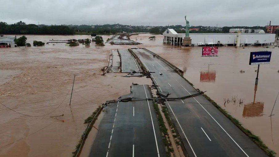 Estrada no Rio Grande do Sul em consequências das chuvas