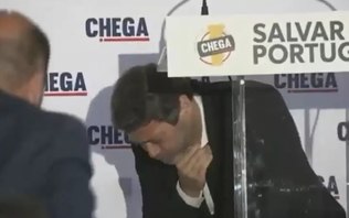 VÍDEO: político passa mal após beber água em discurso em Portugal