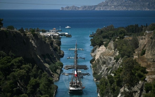 O veleiro Belem, no qual viaja a chama olímpica, atravessa o Canal de Corinto um dia depois de sair do porto de El Piero (perto de Atenas) com destino a Marselha (sul da França), em 28 de abril de 2024