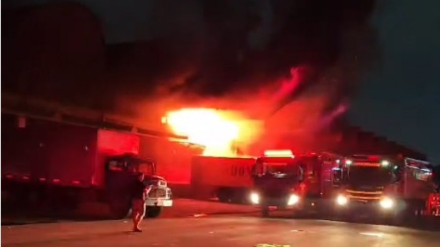 Bombeiros seguem no combate às chamas no Ceasa de Irajá (RJ)