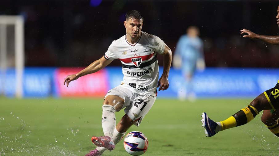 Cédric Soares não vem sendo muito utlilizado por Hernán Crespo nesta temporada