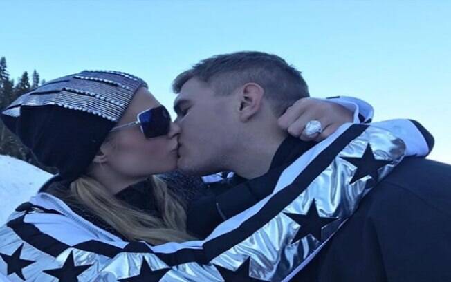 Futura esposa do ator e modelo Chris Zylka, Paris Hilton perdeu se anel de noivado milionário (R$ 6,5 milhões) durante curtição em uma boate de Miami