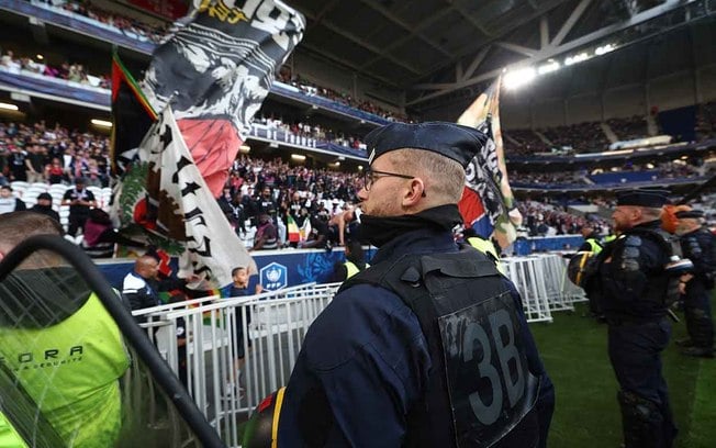 Policiamento reforçado para a final da Copa da França - Foto: Franck Fife/AFP via Getty Images