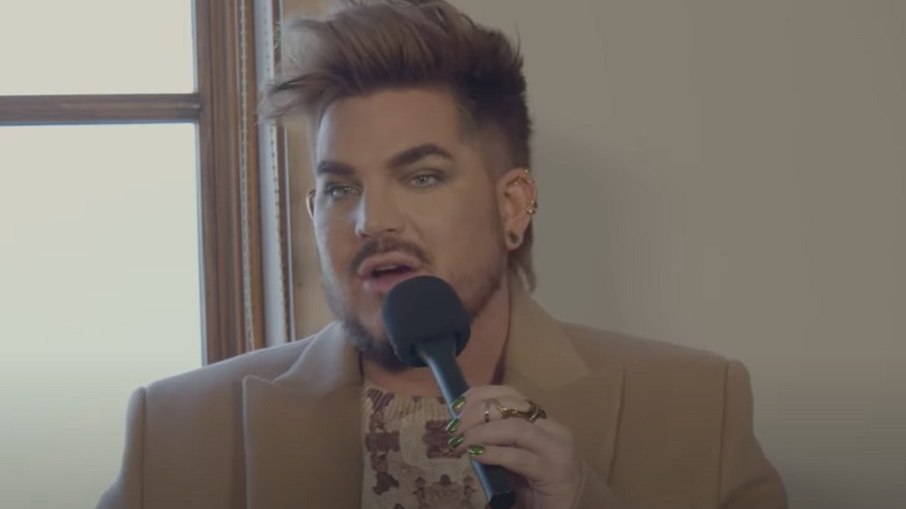 O ator e cantor Adam Lambert durante entrevista para o Deadline Hollywood sobre o filme 