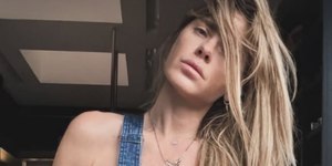 Carolina Dieckmmann posa de macacão e deixa escapar mamilo