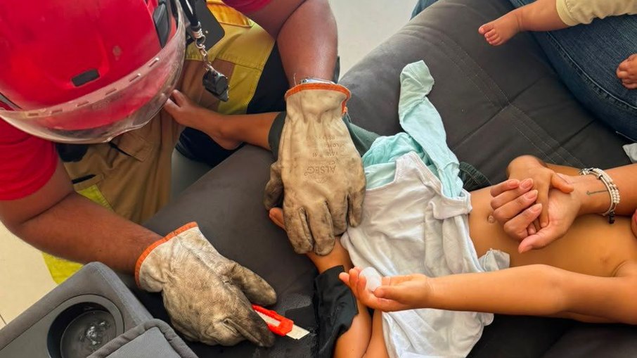 Criança de 3 anos cola perna em sofá e mobiliza bombeiros em MG Criança de 3 anos cola perna em sofá e mobiliza bombeiros em MG