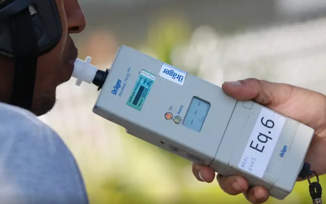 Como funciona o etilômetro usado na fiscalização
da Lei Seca