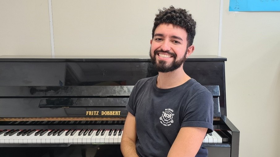 Anderson Vieira, que é aluno da Escola de Música da Rocinha desde criança, será o regente do Coro LGBTQIA+