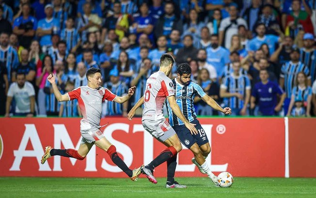 Diego Costa deixou o jogo contra o Estudiantes no segundo tempo 