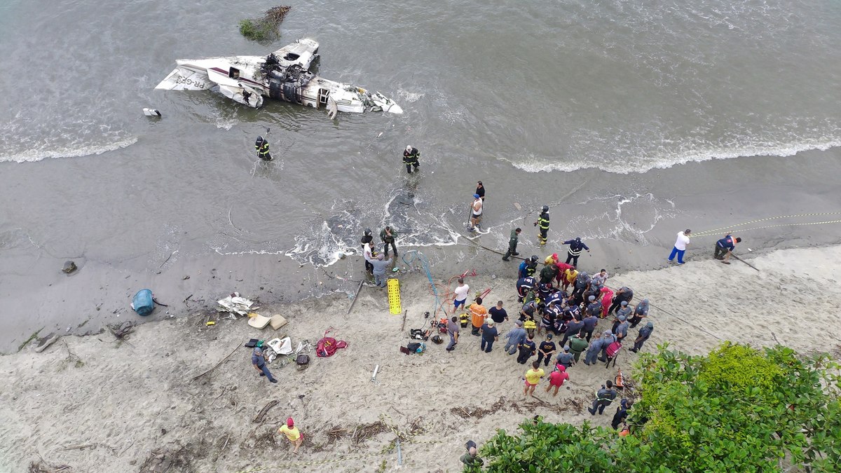 Aeronave acabou no mar depois de se arrastar por avenida