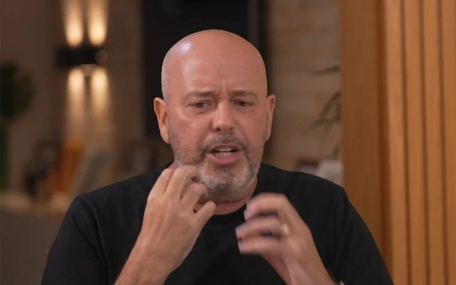 Alex Escobar apresentou o programa com uma camisa escrito 
