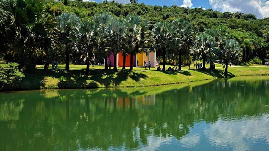 A arquitetura dos pavilhões e das instalações artísticas se mesclam com a natureza