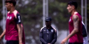 Jogadores do Corinthians "ignoram" Seedorf em primeiro contato