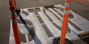 Pai é preso por instalar sinalização em cruzamento