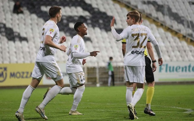 Vinicius Mello comemora gol ao lado de jogadores do FK Cukaricki - Foto: Divulgação/ FK Cukaricki