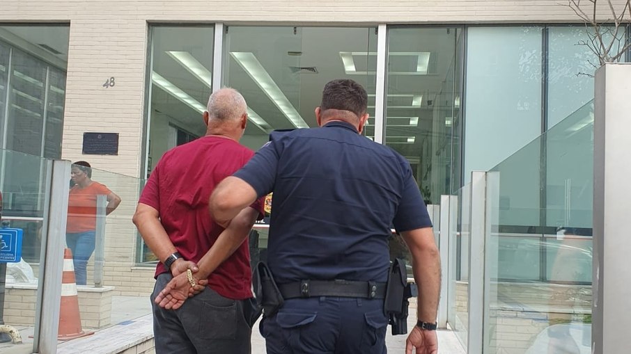 Homem foi flagrado no local de trabalho de sua ex-esposa, no Centro. Homem foi flagrado no local de trabalho de sua ex-esposa, no Centro.