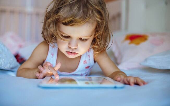 Criança no celular, tablet ou qualquer outra tela digital não deve acontecer antes dos dois anos, recomenda OMS