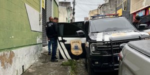 Pai é preso por suspeita de atirar 7 vezes no filho adolescente