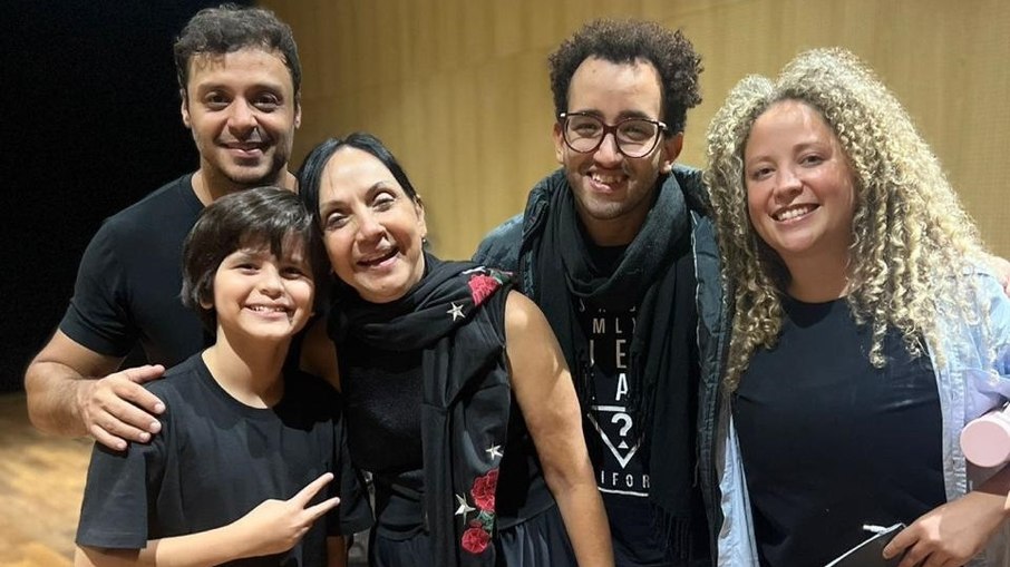 Matheus Dantas posa ao lado de Charles Davis, Cininha de Paula e outros profissionais do musical