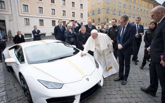 Para Francisco assina o capô do Lamborghini Huracán que ganhou de presente e que foi arrematado em um leilão
