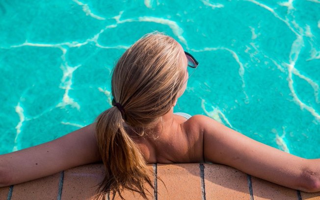 Por que os cabelos loiros ficam verdes na piscina? Saiba como evitar isso neste verão!