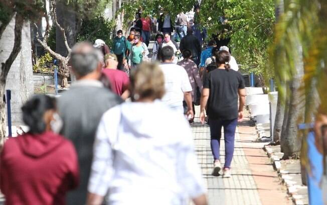 Cemitérios de Campinas têm movimento intenso no dia de Finados